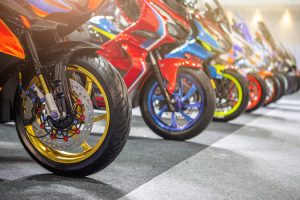 並んだカラフルなバイク