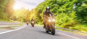 山道を走るバイク集団