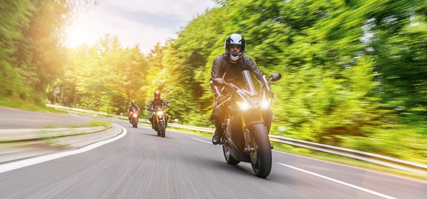 山道を走るバイク集団